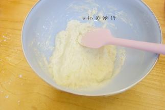 筛入32g低粉 8g玉米淀粉Z字形混合均匀备用