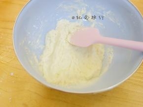 筛入32g低粉 8g玉米淀粉Z字形混合均匀备用