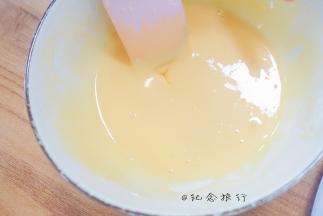 加入65g蛋黄混合成无颗粒的蛋黄糊备用