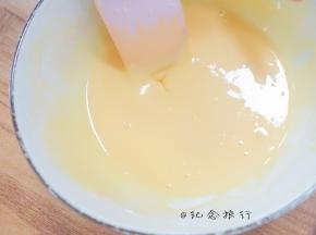 加入65g蛋黄混合成无颗粒的蛋黄糊备用
