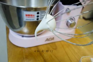 打至湿性发泡的状态，这个状态是小弯沟有点软但又不是很软的状态，一定要看清楚哦，太软的弯沟也不会成功的。蛋白凝固时要打一会看一下千万别打发过头，蛋白打到提起来弯钩状