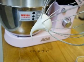 打至湿性发泡的状态，这个状态是小弯沟有点软但又不是很软的状态，一定要看清楚哦，太软的弯沟也不会成功的。蛋白凝固时要打一会看一下千万别打发过头，蛋白打到提起来弯钩状