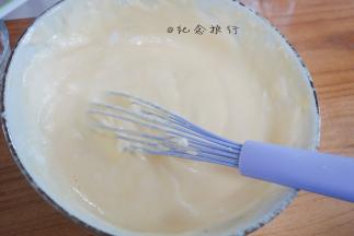 蛋白糊加三分之一入蛋黄糊翻拌，再加入剩下的翻拌均匀