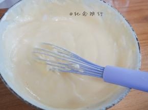蛋白糊加三分之一入蛋黄糊翻拌，再加入剩下的翻拌均匀