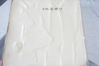 准备28*28正方形烤盘垫上烤纸/油布，我四周没垫，金盘不粘效果好很容易取下来的
面糊用刮板迅速弄平整，你可以在烤盘下面垫一块湿布，然后敲几下让面糊更平整还有可以振荡出一些大气泡，如果你的面糊很稀不需要用刮板那么很遗憾不是消泡就是蛋白没有打到位