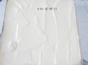 准备28*28正方形烤盘垫上烤纸/油布，我四周没垫，金盘不粘效果好很容易取下来的
面糊用刮板迅速弄平整，你可以在烤盘下面垫一块湿布，然后敲几下让面糊更平整还有可以振荡出一些大气泡，如果你的面糊很稀不需要用刮板那么很遗憾不是消泡就是蛋白没有打到位