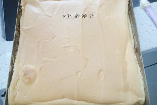 烤箱提前预热190度烤20分钟 蛋糕表面金黄即可出炉，拿出来立即把烤盘从高处落下震荡出热气 连同烤盘一起晾，