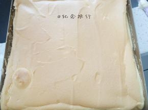 烤箱提前预热190度烤20分钟 蛋糕表面金黄即可出炉，拿出来立即把烤盘从高处落下震荡出热气 连同烤盘一起晾，