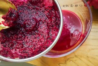火龙果切丁过筛取汁备用