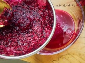 火龙果切丁过筛取汁备用