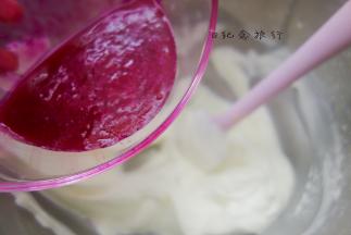 150g奶油加入10-15g火龙果汁调至喜欢的颜色