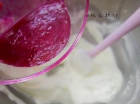 150g奶油加入10-15g火龙果汁调至喜欢的颜色
