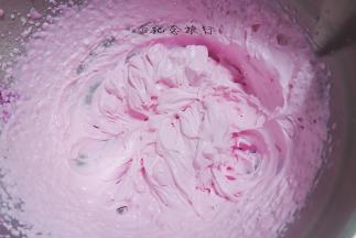 用蛋抽手动拌匀或者低速打一下 别搅拌过头会水油分离