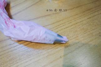 装入裱花袋挤花即可