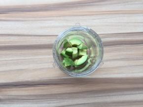 然后放入搅拌杯中
