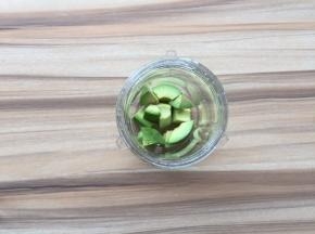 然后放入搅拌杯中
