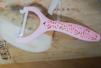 用削皮刀将藕去皮