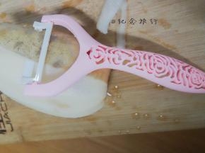 用削皮刀将藕去皮