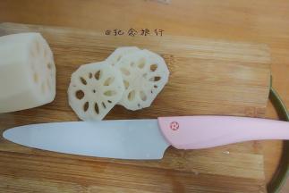 藕切片备用，要是普通刀具请切片后立马放入淡盐水里防止氧化变色