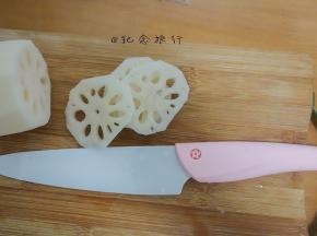 藕切片备用，要是普通刀具请切片后立马放入淡盐水里防止氧化变色