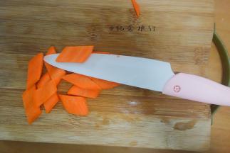 胡萝卜切成菱形块备用