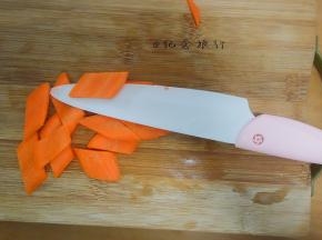 胡萝卜切成菱形块备用