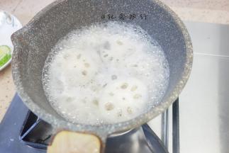 将藕用水煮一下捞出备用