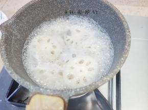 将藕用水煮一下捞出备用