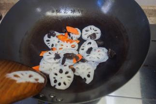 倒入藕片、黑木耳翻炒