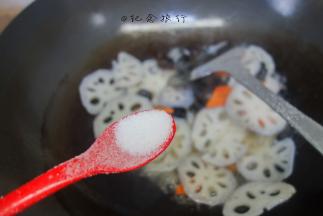 加一小勺盐再一些水翻炒一下