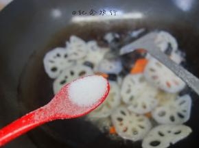 加一小勺盐再一些水翻炒一下