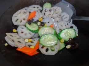 最后翻炒装盘
