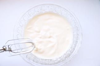 打到提起打蛋器蛋液低落不易消失即可