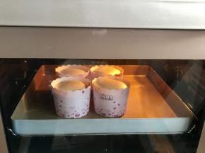 烤箱提前预热，165度上下火，中层，烤15-20分钟表面微黄即可