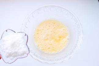 鸡蛋打散搅拌均匀，糖粉分三次打发