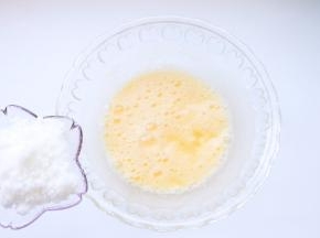 鸡蛋打散搅拌均匀，糖粉分三次打发