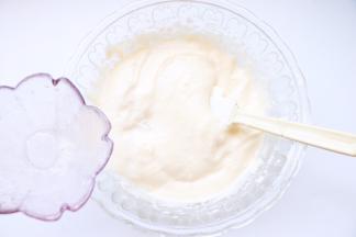 翻拌均匀放入提前搅拌好的油和牛奶