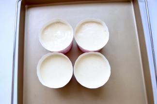 放入纸杯蛋糕中，装8分满，端起烤盘轻震两次震出大的气泡