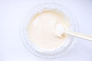 翻拌均匀即可，此时的蛋糊很顺滑哦