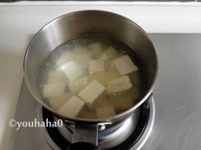 锅中放入清水、一小勺盐，凉水放入切块的豆腐，小火加热至冒泡，捞出豆腐，此步骤主要是为了去掉豆腥味