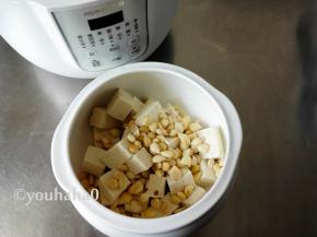 豆腐、杏仁放入大炖盅中
