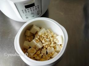 豆腐、杏仁放入大炖盅中