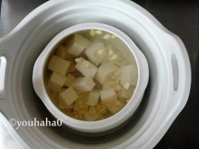 加入清水没过豆腐，炖锅中提前加水至刻度，放入炖盅