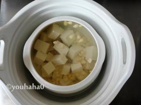 加入清水没过豆腐，炖锅中提前加水至刻度，放入炖盅