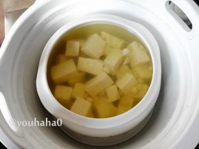2个小时后炖好的豆腐汤，食用时用少许的盐调味即可
