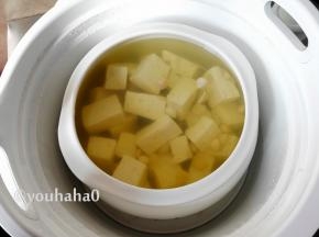 2个小时后炖好的豆腐汤，食用时用少许的盐调味即可