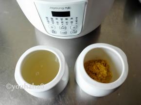 小米淘洗干净，分装到2个小炖盅中，加入清水至九分满