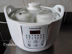 盖好盖子，接通电源，选用婴儿粥功能，按开始自动烹饪，默认时间2个小时