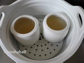 炖锅中加入清水至刻度，放好搁架，小炖盅放入锅中