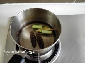 离烹饪结束还有20分钟的时候，泡发的海参放入葱姜水中略煮几分钟，去腥味